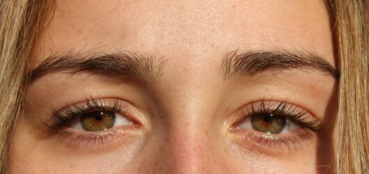 Contorno de Sobrancelha com Régua: A Tendência Vale a Pena?