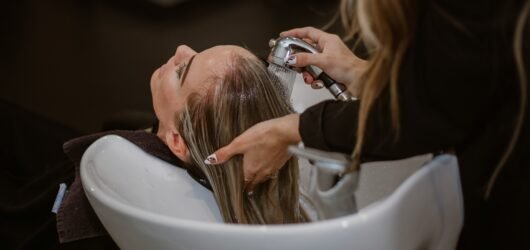 Cronograma Capilar: Guia Definitivo 2026 (Hidratação, Nutrição e Reconstrução)
