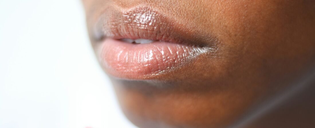 Protetor Labial com FPS: Por Que Seus Lábios Também Precisam de Proteção