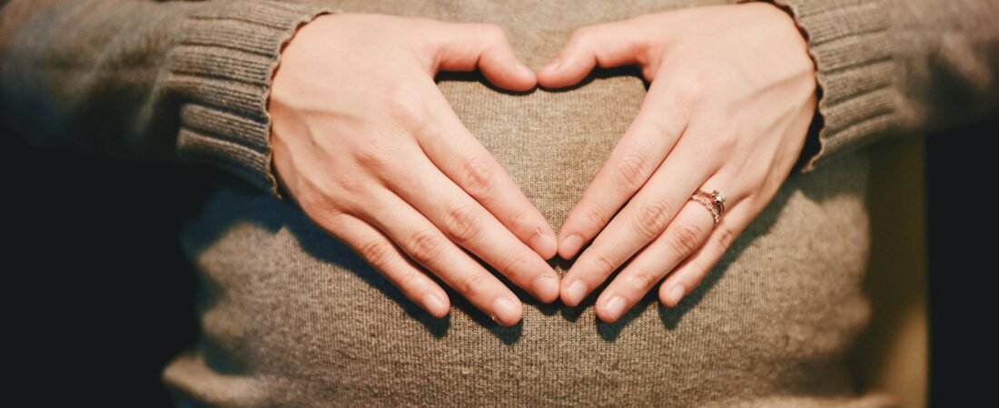 Skincare na Gravidez: Quais Ativos Evitar e Quais Usar com Segurança